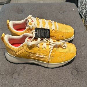 Under Armour Yellow and White Sneakers Sporty Casual Design